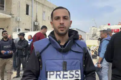 GAZA, 11/08/2025.- Captura de un vídeo de archivo de EFE-TV que muestra al conocido periodista palestino Anas al Sharif, reportero de la cadena catarí Al Jazeera, trabajando en la ciudad de Gaza. El Ejército israelí mato a última hora del domingo a Al Sharif en un bombardeo de precisión en la ciudad de Gaza, confirmaron tanto las fuerzas armadas como periodistas en la Franja. EFE/Ahmad Awad