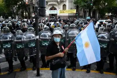 Aposentados na Argentina protestam contra veto presidencial que impede aumento de pensões