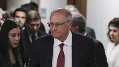 O vice-presidente Geraldo Alckmin, min. Rui Costa (Casa Civil), Min. Fernando Haddad (Fazenda) e min. Simone Tebet (Planejamento)  após reunião com representantes do setor da industria, Ricardo Alban (CNI) e Josué Gomes da Silva (FIESP), nesta terça-feira (15) para discutir a resposta brasileira ao aumento de tarifas anunciado pelo presidente dos Estados Unidos, Donald Trump, no ministério do do Desenvolvimento, Indústria e Comércio. | Sérgio Lima/Poder360 - 15.jul.2025