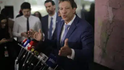 O Ministro da Fazenda, Fernando Haddad, Jorge Messias (Advogado-geral da União-AGU)) e o secretário da Receita Federal, Robinson Barreirinhas, anuncianunciaram nesta 4ª feira (15.jan.2025) que foi revogada a instrução normativa que aumentava a fiscalização sobre transferências acima de R$ 5.000 do Pix de pessoas físicas. Barreirinhas disse que “pessoas inescrupulosas distorceram o ato normativo da Receita Federal, prejudicando muita gente no Brasil, causando pânico, principalmente na população mais humilde”. Afirmou que a medida virou uma “arma”. | Sérgio Lima/Poder360 15.jan.2025