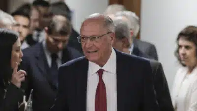 O vice-presidente Geraldo Alckmin, min. Rui Costa (Casa Civil), Min. Fernando Haddad (Fazenda) e min. Simone Tebet (Planejamento)  após reunião com representantes do setor da industria, Ricardo Alban (CNI) e Josué Gomes da Silva (FIESP), nesta terça-feira (15) para discutir a resposta brasileira ao aumento de tarifas anunciado pelo presidente dos Estados Unidos, Donald Trump, no ministério do do Desenvolvimento, Indústria e Comércio. | Sérgio Lima/Poder360 - 15.jul.2025