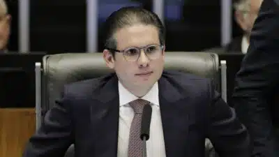 O presidente da Câmara do Deputados, Hugo Motta (Republicanos-PB,colocou na pauta de votação o aumento do IOF (Imposto sobre Operações Financeiras). A inclusão do tema na pauta da Casa Baixa foi feita por Motta em seu perfil no X na noite de 3ª feira (24.jun). A movimentação tomou o Executivo de surpresa. Às pressas, os líderes do governo realizaram uma reunião no Palácio do Planalto na manhã desta 4ª feira (25.jun). | Sérgio Lima/Poder360 - 25.jun.2025