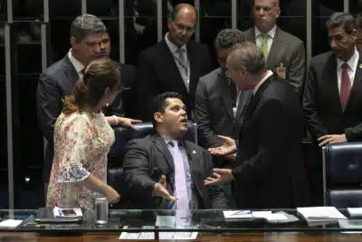 Discussão entre os senadores, David Alcolumbre, Kátia Abreu e Renan Calheiros sobre o senador Alcolumbre estar presidindo a sessão do Senado sendo candidato a presidente. BFoto: Sérgio Lima/PODER 360