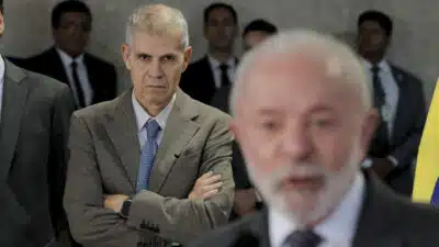 O presidente Luiz Inácio Lula da Silva (PT) concede entrevista a jornalistas no Palácio do Planalto, em Brasília. A declaração ocorre depois de uma reunião com o ministro Sidônio Palmeira (Secom) e com Laércio Portela, secretário de Imprensa. A declaração à imprensa vem em meio à discussão do pacote fiscal para contornar impasse do aumento do IOF (Imposto sobre Operações Financeiras). Haddad deve apresentar propostas ao presidente na tarde dessa terça-feira (03.jun.2025). | Sérgio Lima/Poder360 - 03.jun.2025