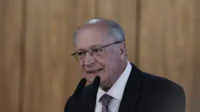 O presidente da República, Luiz Inácio Lula da Silva, durante a cerimônia que sancionou nesta segunda-feira (28 de julho) o Projeto de Lei Complementar que cria o Programa Acredita Exportação. O foco do programa é na desoneração e ampliação da base exportadora de micro e pequenas empresas, no Palácio do Planalto, em Brasília, com a participação do vice-presidente e ministro do Desenvolvimento, Indústria, Comércio e Serviços, Geraldo Alckmin, Ministro da Fazenda, fernando Haddad, Ministra Gleisi Hoffmann (Relações Institucionais). | Sérgio Lima/Poder360 - 28.jul.2025
