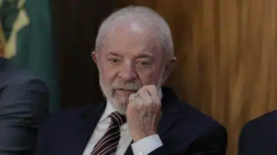 O presidente da República, Luiz Inácio Lula da Silva, durante a cerimônia que sancionou nesta segunda-feira (28 de julho) o Projeto de Lei Complementar que cria o Programa Acredita Exportação. O foco do programa é na desoneração e ampliação da base exportadora de micro e pequenas empresas, no Palácio do Planalto, em Brasília, com a participação do vice-presidente e ministro do Desenvolvimento, Indústria, Comércio e Serviços, Geraldo Alckmin, Ministro da Fazenda, fernando Haddad, Ministra Gleisi Hoffmann (Relações Institucionais). | Sérgio Lima/Poder360 - 28.jul.2025