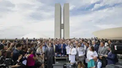 A oposição ao governo fez uma mobilização nesta terça-feira (5/8), após a decretação da prisão domiciliar do ex-presidente Jair Bolsonaro, determinada pelo ministro Alexandre de Moraes, do Supremo Tribunal Federal (STF). O senador Flávio Bolsonaro (PL-RJ) anunciou que os aliados do ex-presidente estão construindo um “pacote da paz” com propostas que, segundo ele, devem ser debatidas e votadas pelo Congresso Nacional. | Sérgio Lima/Poder360 - 05.Ago.2025