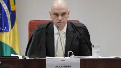 Ministro Alexandre de Moraes - A 1ª Turma do STF (Supremo Tribunal Federal) no segundo dia dos depoimentos dos 8 réus do núcleo 1 da ação penal que investiga a tentativa de golpe de Estado em 2022. O 1º deles a ser ouvido é o ex-ajudante de ordens de Jair Bolsonaro (PL), o tenente-coronel Mauro Cid, que firmou um acordo de delação premiada com a PF (Polícia Federal), homologado pelo STF.  Ele é o 1º justamente por ser o réu delator. A ordem dos demais depoimentos respeitará a ordem alfabética. | Sérgio Lima/Poder360 - 10.jun.2025