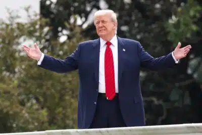 Washington (United States), 05/08/2025.- US President Donald Trump gestures to the media from the roof of the West Wing at the White House in Washington, D.C., USA, 05 August 2025. EFE/EPA/SAMUEL CORUM / POOL