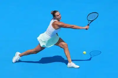 MASON, OHIO - AUGUST 15: Aryna Sabalenka plays a backhand during the match against Elena Rybakina of Kazakhstan during Day 9 of the Cincinnati Open at the Lindner Family Tennis Center on August 15, 2025 in Mason, Ohio.   Dylan Buell/Getty Images/AFP (Photo by Dylan Buell / GETTY IMAGES NORTH AMERICA / Getty Images via AFP)
