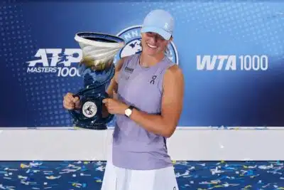MASON, OHIO - AUGUST 18: Iga Swiatek of Poland poses for photos with the Rookwood Cup after defeating Jasmine Paolini of Italy 7-5, 6-4 to win the women's singles final during Day 12 of the Cincinnati Open at the Lindner Family Tennis Center on August 18, 2025 in Mason, Ohio.   Dylan Buell/Getty Images/AFP (Photo by Dylan Buell / GETTY IMAGES NORTH AMERICA / Getty Images via AFP)