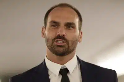 DF - CÂMARA/EDUARDO BOLSONARO - POLÍTICA - O deputado Eduardo Bolsonaro (PSL-RJ) caminha em direção ao seu gabinete no Congresso   Nacional, em Brasília, nesta quarta-feira (10).    10/02/2021 - Foto: DIDA SAMPAIO/ESTADÃO CONTEÚDO