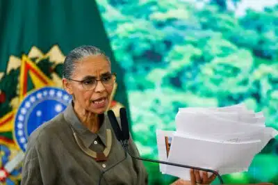 DF - MEIO AMBIENTE/LULA - POLÍTICA - A ministra do Meio Ambiente e Mudança   do Clima, Marina Silva, durante   apresentação e coletiva de imprensa   realizada em meio às celebrações do Dia   Mundial do Meio Ambiente, no Palácio do   Planalto, em Brasília (DF), nesta   quarta-feira, 5 de junho de 2024.   Durante o evento, o presidente da   República, Luiz Inácio Lula da Silva,   assinou uma série de atos, dentre eles,   um decreto que altera a regulamentação   da Lei de Gestão de Florestas Públicas,   um decreto que altera o Programa   Cidades Verdes Resilientes e um decreto   que cria o Programa Nacional de   Conservação e Uso Sustentável dos   Manguezais. Lula voltou a cobrar uma   política de desenvolvimento do turismo   para que haja incentivo à população   brasileira visitar Estados com   florestas.      06/06/2024 - Foto: WILTON JUNIOR/ESTADÃO CONTEÚDO