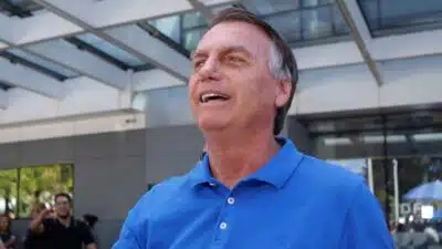 DF - BOLSONARO/PROVÁVEL/QUADRO/PNEUMONIA VIRAL - POLÍTICA - O ex-presidente da República, Jair Bolsonaro (PL), deixa o  Hospital DF Star,  em   Brasília, no fim da manhã de sábado, 21 de junho de 2025. Após passar por uma   bateria de exames na manhã de sábado, 21,  Bolsonaro foi diagnosticado com   provável quadro de pneumonia viral, informou o médico Claudio Birolini, que   acompanha o ex-presidente, em entrevista a jornalistas.  Ele passou por  exames   após se sentir mal durante agendas em Goiás na sexta-feira, 20.    21/06/2025 - Foto: WILTON JUNIOR/ESTADÃO CONTEÚDO