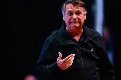 DF - BOSLONARO/PF/BUSCAS/ARQUIVO - POLÍTICA - Foto de arquivo de 19/02/2025 do ex-presidente da República, Jair Bolsonaro,   durante o 1º Seminário Nacional de Comunicação do Partido Liberal, realizado no   Centro de Convenções Ulisses Guimarães, em Brasília (DF). A Polícia Federal (PF)   cumpre mandados contra Jair Bolsonaro, em Brasília,  na manhã desta sexta-feira,   18 de julho de 2025. Por ordem do ministro do STF Alexandre de Moraes, o ex-   presidente também ficará submetido a 