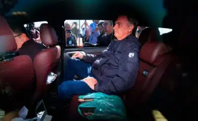 DF - BOLSONARO/PF/BUSCAS/MEDIDAS RESTRITIVAS - POLÍTICA - O ex-presidente da República, Jair Messias Bolsonaro (PL), deixa a Secretaria de   Estado de Administração Penitenciária (SEAP), em Brasília,  após a colocação da   tornozeleira eletrônica,  nesta sexta-feira, 18 de julho de 2025.  Bolsonaro foi   alvo de mandados da Policia Federal (PF) nesta manhã. O ex-presidente também foi   submetido a medidas restritivas, autorizadas pelo ministro Alexandre de Moraes, do   Supremo Tribunal Federal (STF). Ele fará uso de tornozeleira eletrônica, além de   precisar se submeter a recolhimento domiciliar das 19h às 7h, em dias úteis, e   durante todo o final de semana. O ex-presidente também foi proibido de acessar   redes sociais e não poderá se comunicar com diplomatas ou embaixadores   estrangeiros.   18/07/2025 - Foto: WILTON JUNIOR/ESTADÃO CONTEÚDO