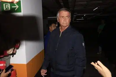 DF - BOSLONARO/PF/BUSCAS/MEDIDAS RESTRITIVAS - POLÍTICA - O ex-presidente da República, Jair Bolsonaro, deixa a sede do Partido Liberal (PL), em Brasília, para ir para casa   devido às medidas restritivas impostas pelo Supremo Tribunal Federal (STF), nesta sexta-feira 18 de julho de 2025.   Bolsonaro colocou tornozeleira eletrônica, além de precisar se submeter a recolhimento domiciliar das 19h às 7h, em   dias úteis, e durante todo o final de semana. O ex-presidente também foi proibido de acessar redes sociais e não   poderá se comunicar com diplomatas ou embaixadores estrangeiros.   18/07/2025 - Foto: WILTON JUNIOR/ESTADÃO CONTEÚDO
