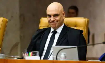 DF - EUA/MORAES/SANÇÕES/LEI MAGNITSKY/STF - POLÍTICA - O ministro Alexandre de Moraes (c)   participa da sessão do Supremo Tribunal   Federal (STF), em Brasília (DF), para a   reabertura dos trabalhos do Judiciário   depois do recesso do meio do ano, nesta   sexta-feira, 1º de agosto de 2025. O   presidente da Corte, ministro Luís   Roberto Barroso, iniciou as atividades   com um discurso em defesa de Moraes,   alvo de sanções do governo Trump   através da aplicação da Lei Magnitsky.    01/08/2025 - Foto: WILTON JUNIOR/ESTADÃO CONTEÚDO