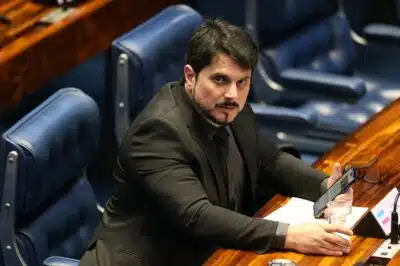 DF - MARCOS DO VAL/EUA/VIAGEM/MORAES/TORNOZELEIRA ELETRÔNICA - POLÍTICA - Foto de arquivo de 10/08/2023 do senador Marcos do Val (Podemos-ES) no plenário do Senado, no Congresso Nacional, em Brasília (DF). Alvo de operação da Polícia Federal, ele passará a ser monitorado por tornozeleira eletrônica a partir desta segunda-feira, 4 de agosto de 2025. O parlamentar voltou ao país após sair sem autorização do Supremo Tribunal Federal (STF) para passar férias nos Estados Unidos, onde permaneceu por cerca de 10 dias. Do Val é alvo de medidas cautelares impostas pelo ministro Alexandre de Moraes. Ele é investigado em um inquérito para apurar ofensas e ataques contra investigadores da PF e seus passaportes, incluindo o diplomático, já haviam sido apreendidos.  10/08/2025 - Foto: WILTON JUNIOR/ESTADÃO CONTEÚDO