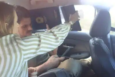 DF - MARCOS DO VAL/EUA/VIAGEM/MORAES/TORNOZELEIRA ELETRÔNICA - POLÍTICA - O senador Marcos do Val (Podemos-ES) é visto dentro do carro ao deixar a Polícia Federal (PF), em Brasília (DF), na manhã   desta segunda-feira, 04 de agosto de 2025. A PF cumpriu medidas cautelares contra o senador no momento em que ele   desembarcou no Brasil após retornar de uma viagem aos Estados Unidos. Diante do descumprimento das cautelares anteriores, o   ministro determinou a aplicação de tornozeleira eletrônica no parlamentar A equipe da PF o aguardava no aeroporto de   Brasília para realizar a operação no momento de seu desembarque.   04/08/2025 - Foto: WILTON JUNIOR/ESTADÃO CONTEÚDO
