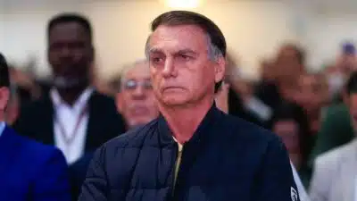 DF - BOLSONARO/STF/PRISÃO DOMICILIAR/ARQUIVO - POLÍTICA - FOTO DE ARQUIVO DE 24/07/2025. O ex-presidente Jair Bolsonaro (PL) participa de um culto na Igreja Catedral da   Benção, em Taguatinga (DF).  O ministro Alexandre de Moraes, do Supremo Tribunal Federal (STF), determinou nesta   segunda-feira, 4 de agosto de 2025, a prisão domiciliar de Bolsonaro. Além disso, determinou o confisco do celular   do ex-presidente. Moraes concluiu que o ex-presidente descumpriu as medidas cautelares impostas inicialmente.   24/07/2025 - Foto: WILTON JUNIOR/ESTADÃO CONTEÚDO