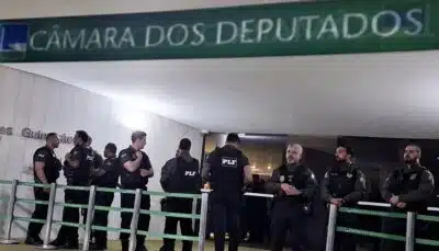 DF - BOLSONARO/STF/PRISÃO DOMICILIAR/OPOSIÇÃO/OBSTRUÇÃO/POLÍCIA LEGISLATIVA - POLÍTICA - Agentes da Polícia Legislativa fazem a segurança na entrada do plenário Ulysses Guimarães, na Câmara dos Deputados,   em Brasília, nesta quarta-feira, 6, após a obstrução realizada por deputados aliados do ex-presidente da República,   Jair Bolsonaro. O presidente da Casa, deputado Hugo Motta, afirmou que se algum deputado insistir em atrapalhar os   trabalhos na Câmara será suspenso do mandato e poderá ser retirado pelos policias.   06/08/2025 - Foto: WILTON JUNIOR/ESTADÃO CONTEÚDO