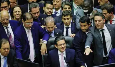 DF - BOLSONARO/STF/PRISÃO DOMICILIAR/OPOSIÇÃO/OBSTRUÇÃO - POLÍTICA - Após dois dias de obstrução protagonizada pela oposição na Câmara dos Deputados, o presidente da Casa, Hugo Motta   (c), retoma a cadeira para abrir a sessão plenária proposta para a noite desta quarta-feira, 6, em Brasília. Houve   resistência por parte dos bolsonaristas que, inicialmente, não queiram deixar o presidente iniciar os trabalhos. A   sessão foi iniciada e encerrada após discurso de Motta que deu um recado aos oposicionistas: 