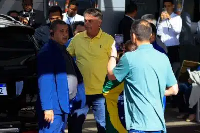 DF - BOLSONARO/ESTADO DE SAÚDE/HOSPITAL/BRASÍLIA  - POLÍTICA - O ex-presidente Jair Bolsonaro (c)     chegou na manhã deste sábado, 16, no     hospital DF Star, em Brasília, para     passar por exames que devem avaliar     sintomas de refluxo e soluços. É a     primeira vez que Bolsonaro deixa sua     casa desde a decretação de prisão     domiciliar pelo ministro Alexandre de     Moraes no dia 4 de agosto, por     descumprimento de medidas cautelares.    16/08/2025 - Foto: WILTON JUNIOR/ESTADÃO CONTEÚDO