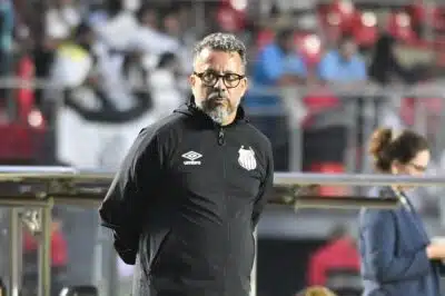 SP - BRASILEIRO A 2025, SANTOS X VASCO - ESPORTES - SP - SÃO PAULO - 17/08/2025 - BRASILEIRO A 2025, SANTOS X VASCO - Cleber Xavier técnico do Santos durante partida contra o Vasco no estádio Morumbi pelo campeonato Brasileiro A 2025.   17/08/2025 - Foto: JOTA ERRE/AGIF - AGÊNCIA DE FOTOGRAFIA/AGIF - AGÊNCIA DE FOTOGRAFIA/ESTADÃO CONTEÚDO