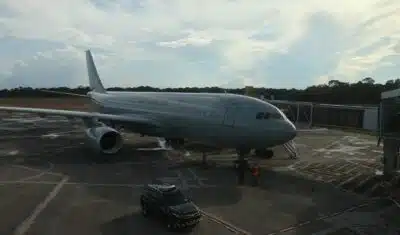 AM - EUA/TRUMP/IMIGRAÇÃO/DEPORTAÇÕES/BRASILEIROS - GERAL - Vista do avião da FAB momentos antes do embarque dos brasileiros que foram deportados dos Estados Unidos, no   Aeroporto Internacional Eduardo Gomes, em Manaus neste sábado (25). Os brasileiros deportados desembarcaram em   Manaus na noite de ontem (24), algemados e acorrentados pelos pés, após o avião em que viajavam apresentar   problemas técnicos. O avião da FAB pousou em Manaus por volta das 14h25 (horário local). Às 15h20, o grupo de   deportados deixou a área isolada no aeroporto onde dormiu em colchões no chão e recebeu alimentos doados pelo poder   público local e fizeram o check-in para embarcar. A aeronave decolou do aeroporto da capital amazonense por volta   das 16h45 e deve pousar em Confins às 21h.   25/01/2025 - Foto: EDMAR BARROS/ATO PRESS/ESTADÃO CONTEÚDO