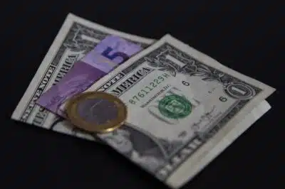 SP - MERCADO/DÓLAR - ECONOMIA - **ATENÇÃO: IMAGEM ILUSTRATIVA**  Após breve alta na abertura, o dólar no mercado à   vista recua na manhã desta segunda-feira, 5, acompanhando a desvalorização da   divisa americana ante outras moedas principais e várias emergentes ligadas a   commodities. Investidores globais dão continuidade à rotação de ativos em   detrimento do dólar, após nova ameaça do presidente Donald Trump, de impor tarifa   de 100% a filmes importados de outros países. Há também um compasso de espera   pelas decisões de juros do Copom e do Federal Reserve, na quarta-feira, e pelo   IPCA de abril, na sexta.   05/05/2025 - Foto: J.SOUZA/ATO PRESS/ESTADÃO CONTEÚDO