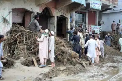 BUNER (Pakistan), 17/08/2025.- People survey a damaged area after flash floods in Buner, Khyber Pakhtunkhwa province, Pakistan, 17 August 2025. Heavy rains and cloudbursts followed by flash-floods in northern Pakistan killed at least 300 people, while at least 150 are still missing, as authorities were still struggling to provide relief goods to the affected regions, according to The National Disaster Management Authority (NDMA). (Inundaciones) EFE/EPA/NAVEED ALI