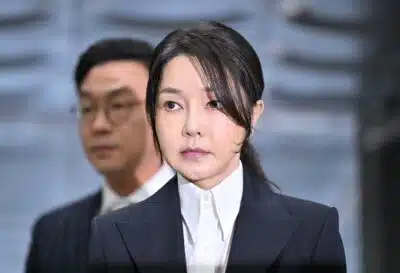 Seoul (South Korea), 11/08/2025.- South Korea's former first lady Kim Keon Hee, wife of impeached former South Korean President Yoon Suk Yeol, arrives at a court to attend a hearing to review her arrest warrant requested by special prosecutors at the Seoul Central District Court in Seoul, South Korea, 12 August 2025. (Corea del Sur, Seúl) EFE/EPA/JUNG YEON-JE / POOL