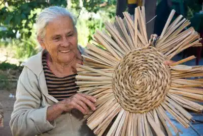 Artesãs de Taboá, em Maricá (RJ), fabricam objetos utilizando palha coletada no mangue