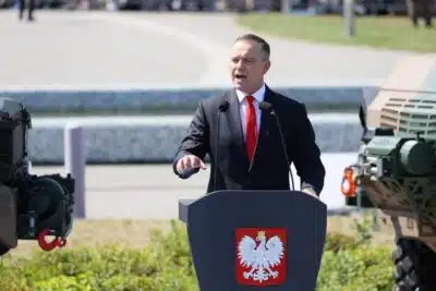 Warsaw (Poland), 15/08/2025.- Polish President Karol Nawrocki speaks during the military parade on the occasion of Polish Armed Forces Day in Warsaw, Poland, 15 August 2025. Polish Armed Forces Day is a national holiday celebrated annually on 15 August in Poland, commemorating the anniversary of the 1920 victory over Soviet Russia at the Battle of Warsaw during the Polish-Soviet War. (Polonia, Rusia, Varsovia) EFE/EPA/RAFAL GUZ POLAND OUT
