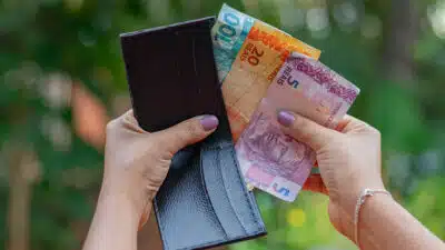 Em 2025, a legislação possibilita que o salário mínimo seja de R$ 1.800