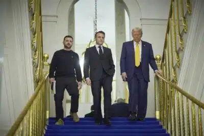 Paris (France), 07/12/2024.- A handout picture made available by the Presidential Press Service of Ukraine shows (L-R) Ukrainian President Volodymyr Zelensky, French President Emmanuel Macron, and US President-elect Donald Trump during their meeting at the Elysee Palace, as part of ceremonies marking the reopening of the Notre Dame de Paris Cathedral, in Paris, France, 07 December 2024. The Notre Dame de Paris Cathedral reopens on 07 December after nearly six years of renovation work following its destruction by a fire on 15 April 2019. (Zelenski, Francia, Ucrania) EFE/EPA/Presidential Press Service of Ukraine HANDOUT HANDOUT EDITORIAL USE ONLY/NO SALES