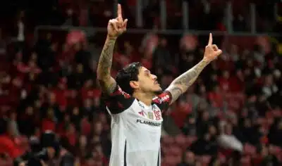 RS - BRASILEIRÃO/INTERNACIONAL X FLAMENGO - ESPORTES - O atacante Pedro, da equipe do Flamengo, comemora seu  gol  diante do     Internacional durante partida válida pelo Campeonato Brasileiro 2025, realizado no     estádio Beira-Rio, em Porto Alegre, na noite deste domingo, 17 de agosto de 2025.        17/08/2025 - Foto: DONALDO HADLICH                 /CÓDIGO19/ESTADÃO CONTEÚDO
