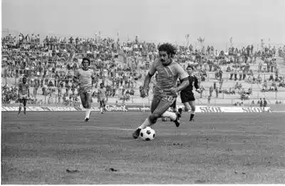 Alemanha, Renânia do Norte-Vestfália, Gelsenkirchen, 22/06/1974. Rivelino carrega a bola em jogo entre Brasil e Zaire na Copa do Mundo de 74 na Alemanha. A Seleção Brasileira venceu este jogo por 3 a 0 e se classificou para a segunda fase da competição. - Crédito:ARQUIVO/ESTADÃO CONTEÚDO/AE/Codigo imagem:14210