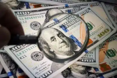 USA - MERCADO/DIA/DÓLAR - ECONOMIA - Foto de notas de dólar americano registradas nesta quarta-feira (12). A moeda registrou ontem alta de 0,84% e   atingiu a cotação de R$ 5,40 - ficando mais próximo do pico de R$ 5,45 de 4 de janeiro de 2023, no início do atual   governo. Com isso, o ganho acumulado na semana chegou a 1,53% e no mês, a 2,96%. Já o Ibovespa, principal   referência da Bolsa no País, recuou 1,40%, aos 119,9 mil pontos, no menor patamar desde 9 de novembro passado.   12/06/2024 - Foto: CRIS FAGA/DRAGONFLY PRESS/ESTADÃO CONTEÚDO