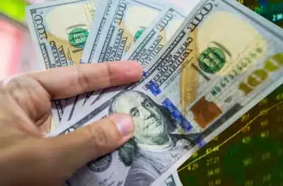 SP - MERCADO/DÓLAR - GERAL - Imagem ilustrativa do dólar americano produzida em São Paulo, nesta quinta-feira, 17. Com mínima a R$ 5,7974, a   moeda norte-americana encerrou a sessão de hoje em baixa de 1,05%, a R$ 5,8037 - menor valor de fechamento desde 3   de abril (R$ 5,6281), dia seguinte ao anúncio do tarifaço do presidente dos Estados Unidos, Donald Trump, marcado   por depreciação global do dólar.   17/04/2025 - Foto: CRIS FAGA/DRAGONFLY PRESS/ESTADÃO CONTEÚDO