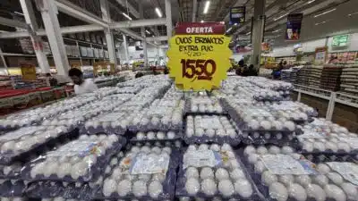 SP - INFLAÇÃO/ALIMENTOS/ABRIL - ECONOMIA - Movimentação em mercado atacadista na Zona Leste de São Paulo, nesta segunda-feira, 5. A inflação de alimentos   desacelerou em abril de 0,78% para 0,72%, segundo o IPC da FGV Ibre, mas a taxa anual subiu para 4,49%. O IPCA-15   também mostrou alta, acumulando 5,49% em 12 meses. Itens como ovos, café e tomate continuam pesando no orçamento.    05/05/2025 - Foto: CRIS FAGA/DRAGONFLY PRESS/ESTADÃO CONTEÚDO