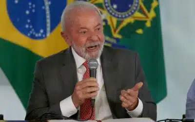 DF - LULA/ANIMAIS/COSMÉTICOS/TESTES/PROIBIÇÃO - POLÍTICA -  O presidente Luiz Inácio Lula da Silva (PT) durante cerimônia para sancionar o Projeto de Lei nº 3.062/2022, que   proíbe testes de cosméticos, produtos de higiene pessoal ou perfumes em animais, no Palácio do Planalto em   Brasília, nesta quarta-feira (30). 