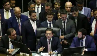DF - BOLSONARO/STF/PRISÃO DOMICILIAR/OPOSIÇÃO/OBSTRUÇÃO - POLÍTICA - Após dois dias de obstrução protagonizada pela oposição na Câmara dos Deputados, o presidente da Casa, Hugo Motta   (c), retoma a cadeira para abrir a sessão plenária proposta para a noite desta quarta-feira, 6, em Brasília. Houve   resistência por parte dos bolsonaristas que, inicialmente, não queiram deixar o presidente iniciar os trabalhos. A   sessão foi iniciada e encerrada após discurso de Motta que deu um recado aos oposicionistas: 