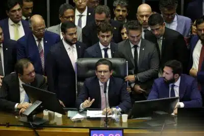 DF - BOLSONARO/STF/PRISÃO DOMICILIAR/OPOSIÇÃO/OBSTRUÇÃO - POLÍTICA - Após dois dias de obstrução protagonizada pela oposição na Câmara dos Deputados, o presidente da Casa, Hugo Motta   (c), retoma a cadeira para abrir a sessão plenária proposta para a noite desta quarta-feira, 6, em Brasília. Houve   resistência por parte dos bolsonaristas que, inicialmente, não queiram deixar o presidente iniciar os trabalhos. A   sessão foi iniciada e encerrada após discurso de Motta que deu um recado aos oposicionistas: 