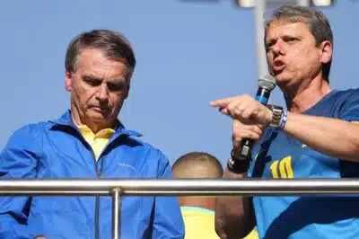 SP - TRAMA GOLPISTA/ATO/BOLSONARO/APOIADORES/SP  - POLÍTICA - O governador de São Paulo, Tarcísio de   Freitas (Republicanos)(e), participa de   ato em apoio ao ex-presidente Jair   Bolsonaro (PL)(d) na Avenida Paulista,   na região centro-sul da cidade de São   Paulo, na tarde deste domingo, 29 de   junho de 2025. Bolsonaro tenta ganhar   força em meio ao avanço do julgamento   do Supremo Tribunal Federal (STF) sobre   a trama golpista de 8 de janeiro de   2023, que ele é acusado de liderar.    29/06/2025 - Foto: GABRIEL SILVA/E.FOTOGRAFIA/ESTADÃO CONTEÚDO