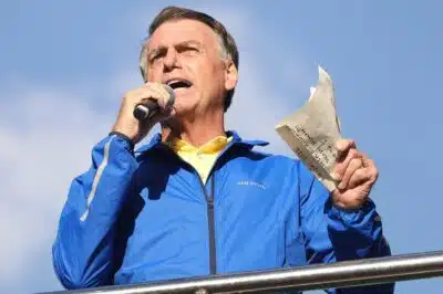 SP - TRAMA GOLPISTA/ATO/BOLSONARO/APOIADORES/SP  - POLÍTICA - O ex-presidente Jair Bolsonaro (PL)   discursa para apoiadores em ato na   Avenida Paulista, na região centro-sul   da cidade de São Paulo, na tarde deste   domingo, 29 de junho de 2025. Bolsonaro   tenta ganhar força em meio ao avanço do   julgamento do Supremo Tribunal Federal   (STF) sobre a trama golpista de 8 de   janeiro de 2023, que ele é acusado de   liderar.   29/06/2025 - Foto: GABRIEL SILVA/E.FOTOGRAFIA/ESTADÃO CONTEÚDO