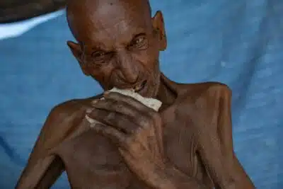 KHAN YOUNIS (-), 03/08/2025.- Internally displaced elderly Palestinian man Salim Asfour, eats a piece of bread inside his familys tent in Khan Younis, southern Gaza Strip, 03 August 2025. Salim, 85, suffers from severe malnutrition, which in recent months has led to the loss of over 40 kilograms of his body weight. When food is available, Salim gives most of his rations to his family, and his advanced age makes him more vulnerable to the effects of malnutrition. More than 170 Palestinians, the majority of whom children, have died of malnutrition in Gaza since Israel blocked all supplies from entering the Strip in March 2025, the Palestinian Ministry of Health said on 03 August. EFE/EPA/HAITHAM IMAD