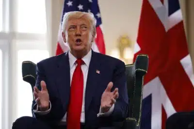 TURNBERRY (United Kingdom), 28/07/2025.- US President Donald J. Trump gestures during a meeting with the British prime minister at the Trump Turnberry golf resort in Turnberry, Scotland, Britain, 28 July 2025. President Trump is on a private trip to Scotland to visit his golf courses. (Reino Unido) EFE/EPA/TOLGA AKMEN / POOL