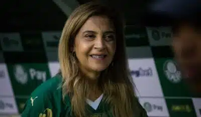 SP - PALMEIRAS/REDBULLBRAGANTINO - ESPORTES - Leila Pereira, presidente do Palmeiras, antes da partida entre Palmeiras e Red Bull Bragantino válida pela 5ª rodada do Campeonato Paulista 2025 realizada no Allianz Parque na noite desta terça (28). 28/01/2025 - Foto: RODILEI MORAIS/FOTOARENA/FOTOARENA/ESTADÃO CONTEÚDO